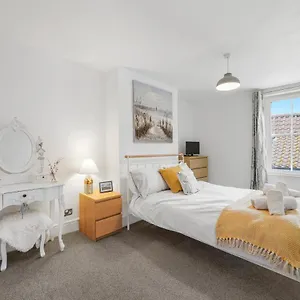 30 Percent Off! The Gem - 4 Bedrooms Whitby